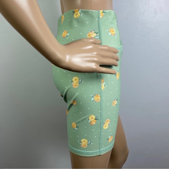 NEW WEWOREWHAT GREEN FLORAL PRINT BIKE SHORTS - Picture 4 of 6